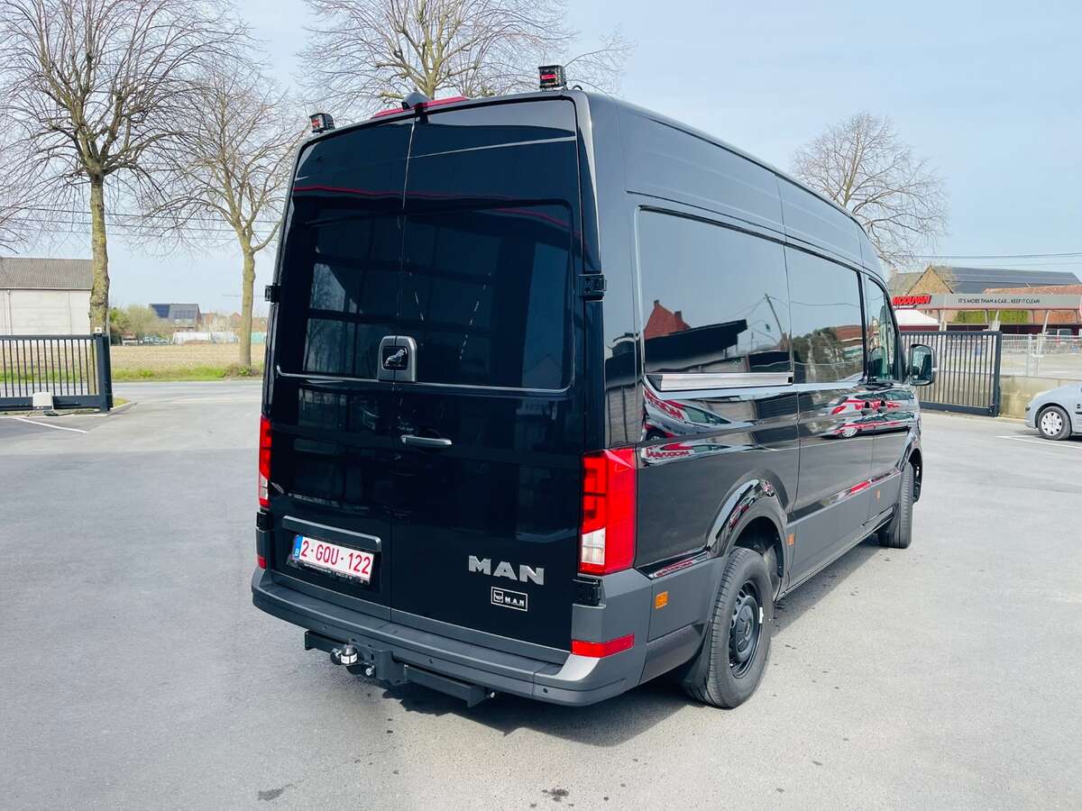 tobias-vandenberghe-man-tge (5).JPEG